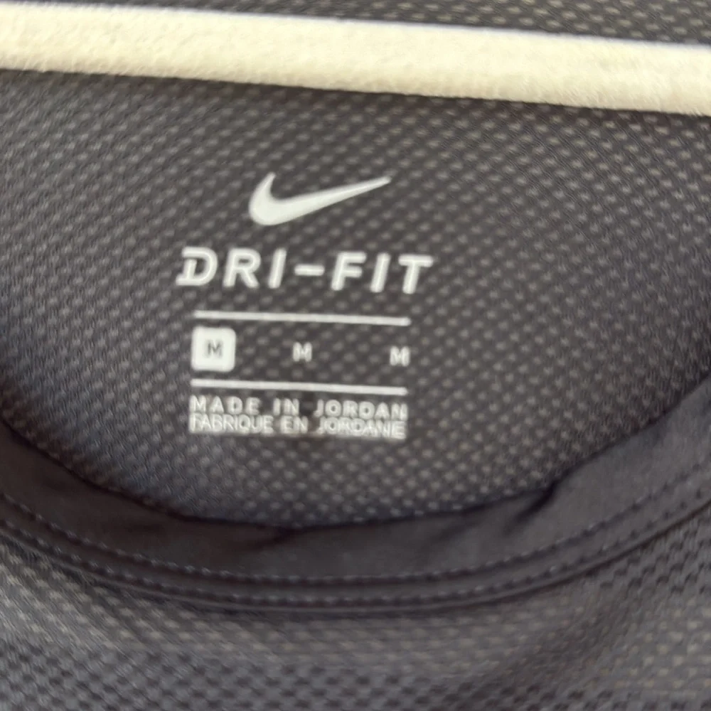 Nike Women's Black Mesh Crop Top! - Picture 5 of 6